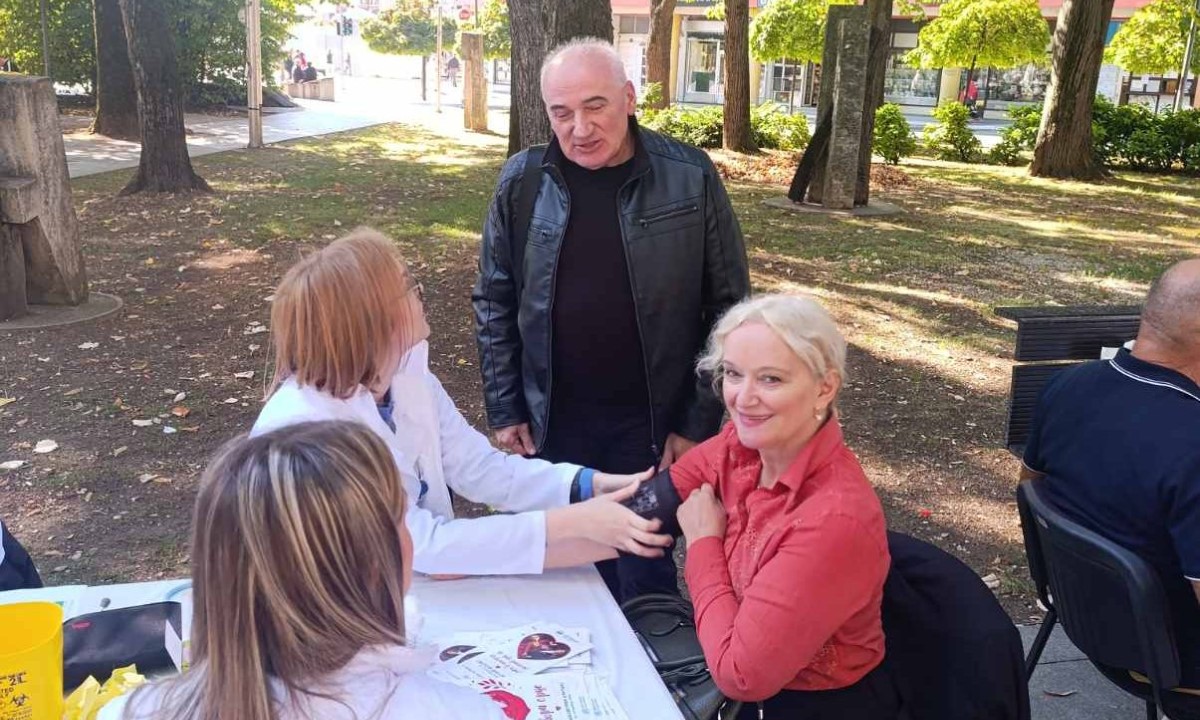 Velika akcija u centru Banjaluke: Evo zašto je Park „Petar Kočić“ danas bio pun ljekara i građana
