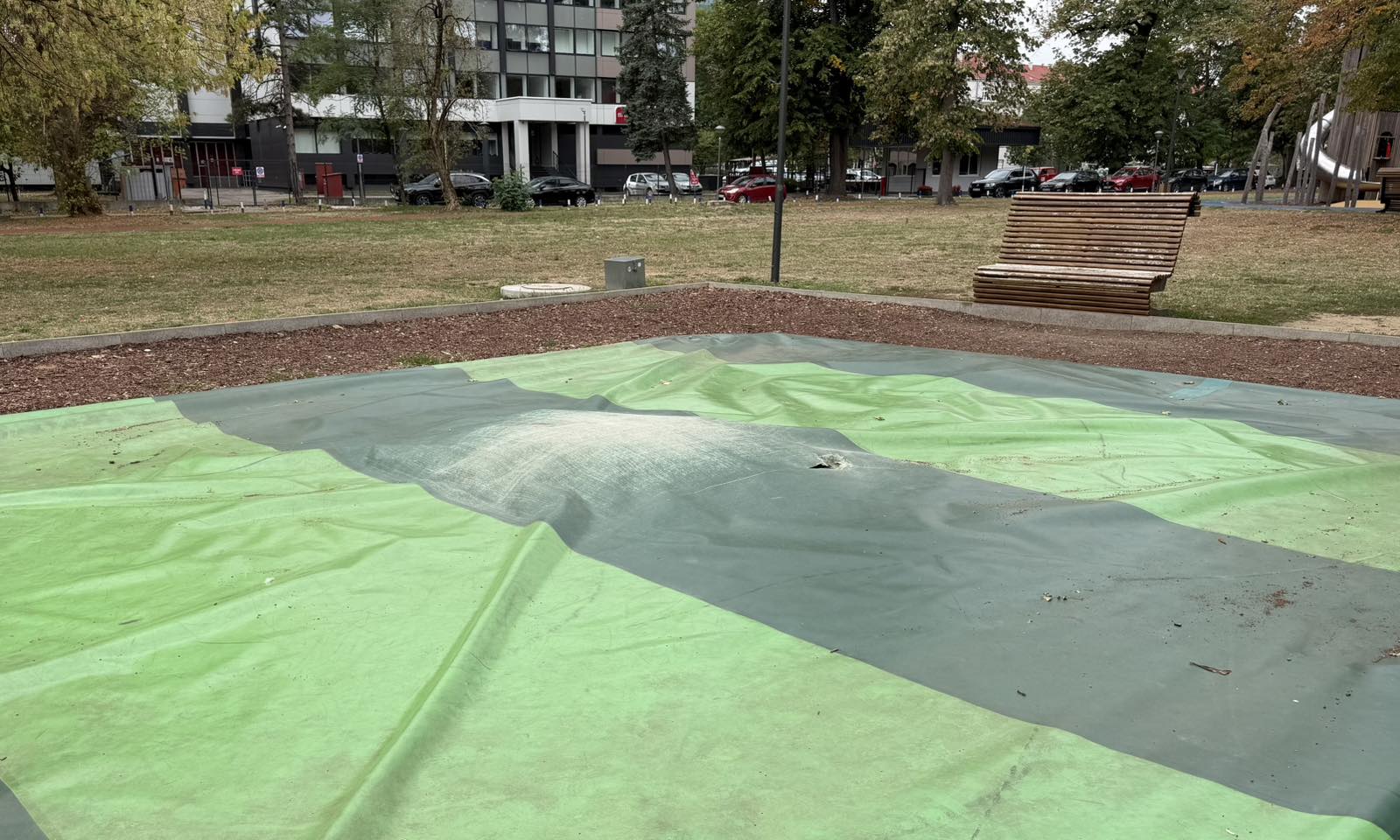 Djeca čekaju, rupa stoji: Šta se dešava sa trampolinom u Parku Mladen Stojanović FOTO