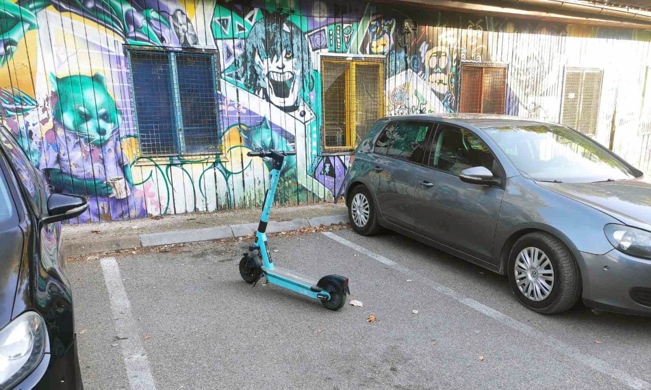 Banjalučani ogorčeni zbog trotineta: Zauzimaju parking mjesta za automobile