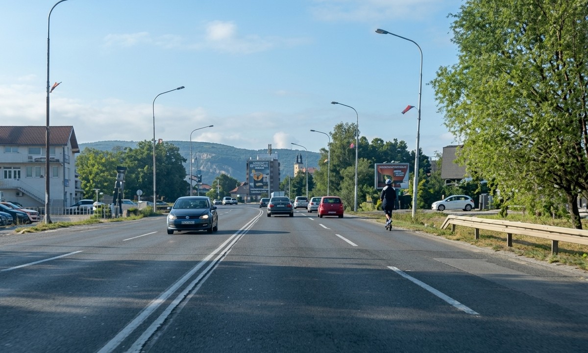 Opasna vožnja u Banjaluci: Trotinetom išao 60 km/h, tik uz auto VIDEO