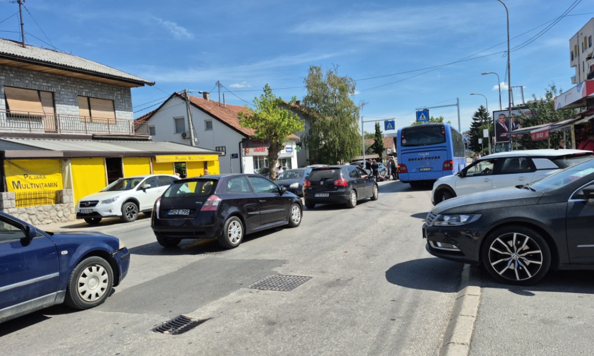 Teška saobraćajka na Laušu: Automobil udario u motor, saobraćaj otežan FOTO/VIDEO