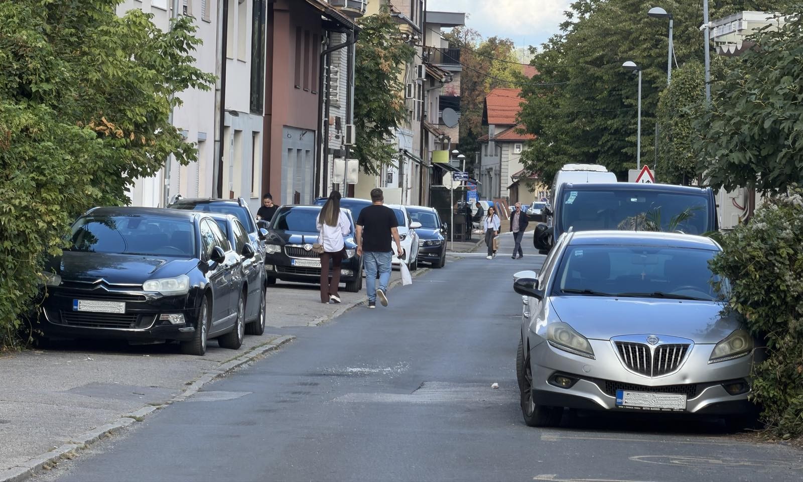 Policija bez prijave, pješaci se muče: Vozila i dalje blokiraju trotoare u centru Banjaluke FOTO