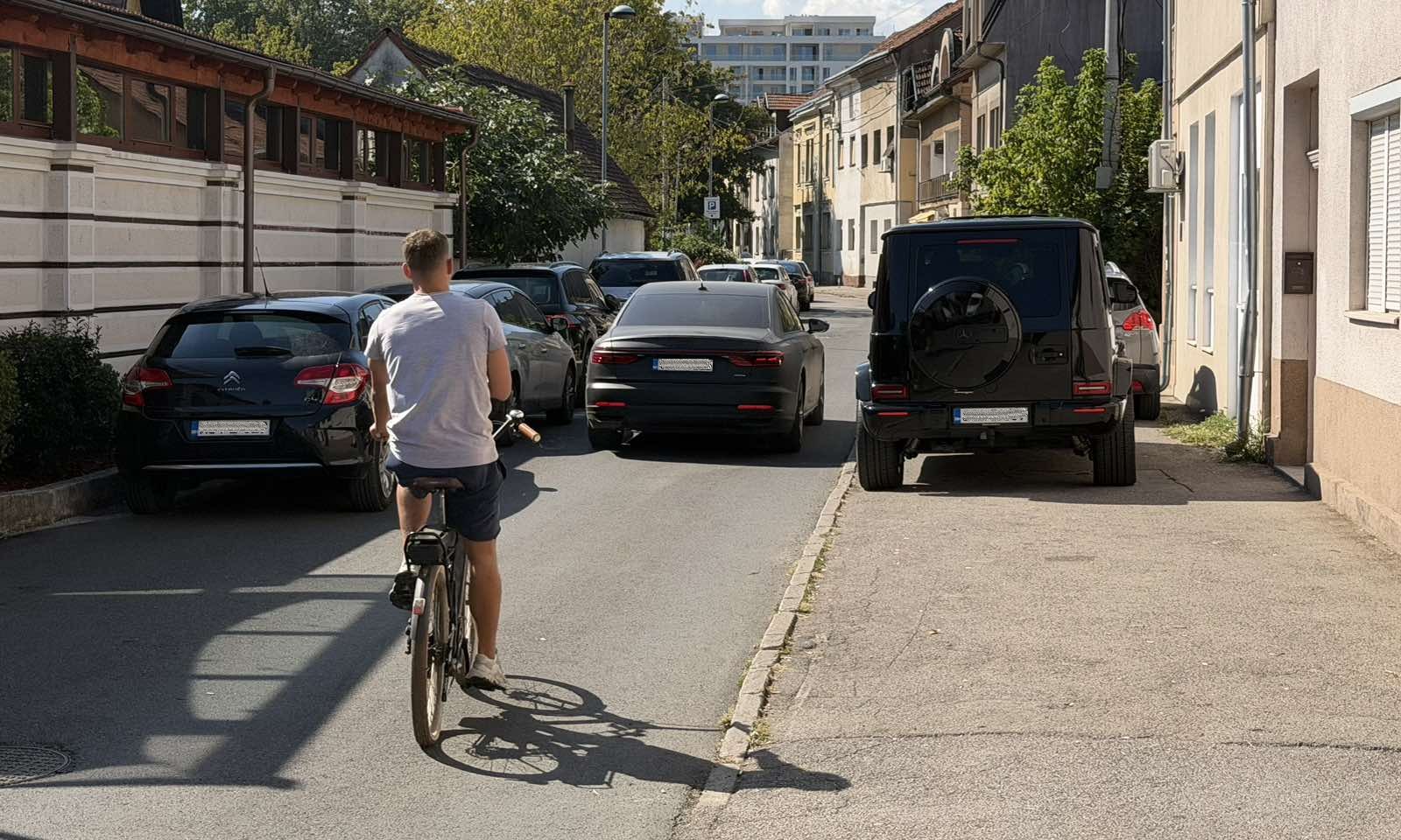Gdje ima mjesta, tu se i parkira: U centru Banjaluke pješaci nemaju kud FOTO/VIDEO