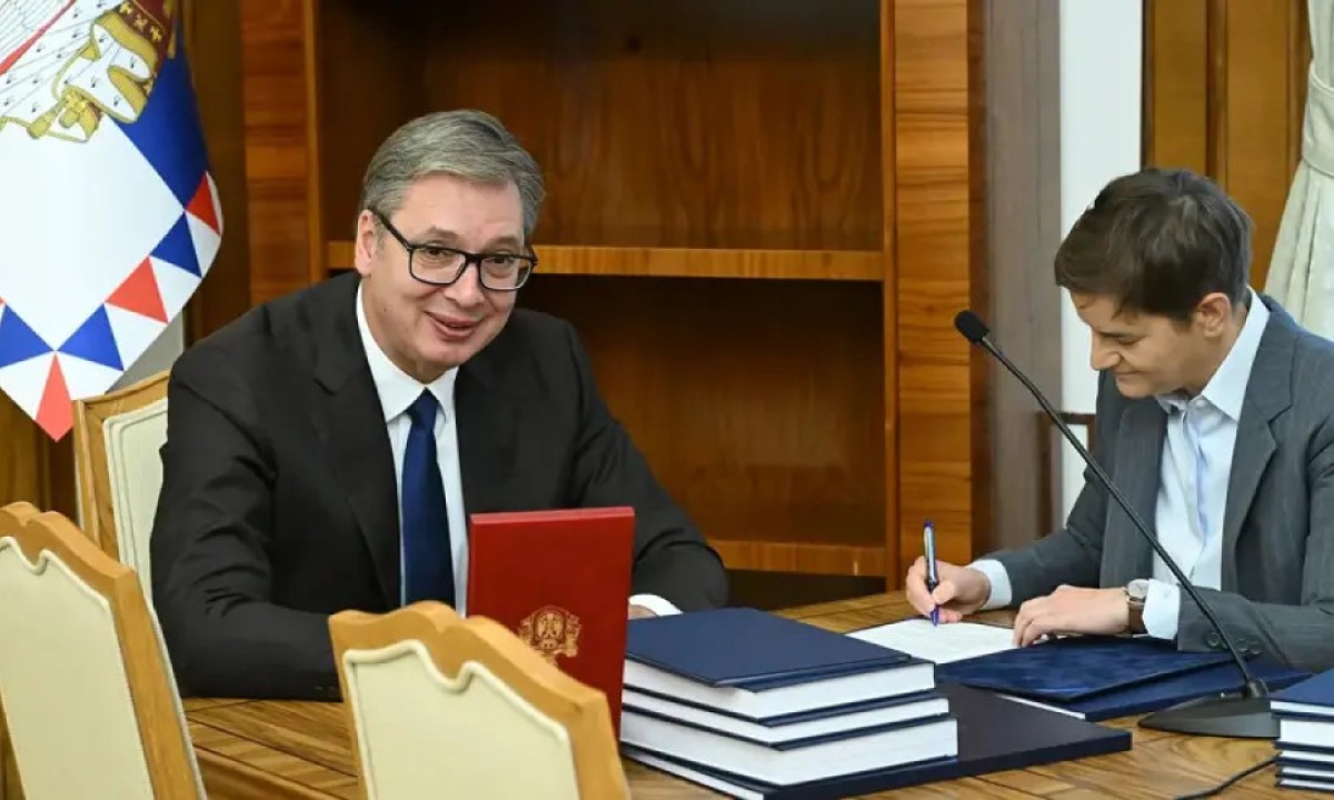 Suze, cvijeće i primopredaja: Ana Brnabić zvanično preuzela dužnost od Aleksandra Vučića