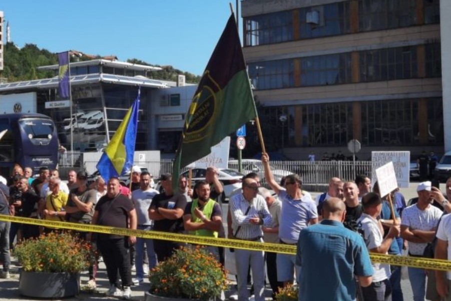 Zenički rudari protestuju: Ispred Vlade FBiH skandiraju “Lopovi, lopovi!”
