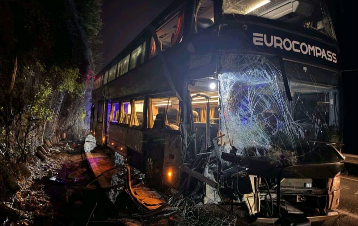 Nezgoda tokom ekskurzije u Crnoj Gori: Autobus sa učenicima udario u stijenu
