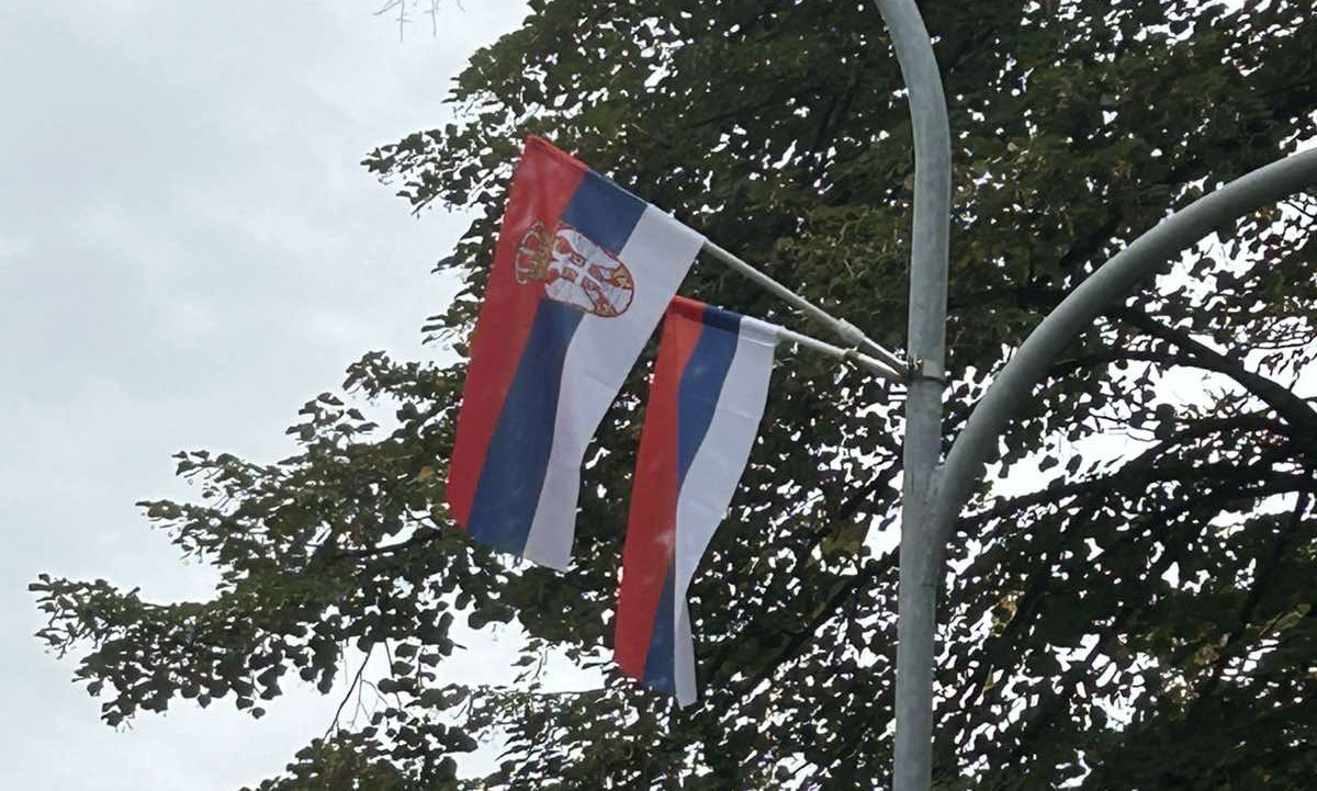 Ispred institucija, ustanova, na kućama i zgradama! Banjaluka okićena zastavama Srpske i Srbije FOTO
