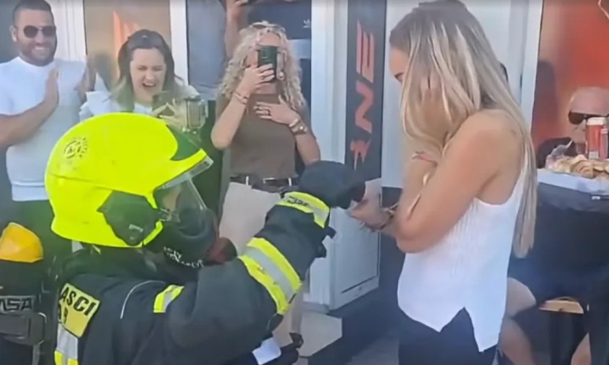 Ana će ovo dugo pamtiti! Pogledajte kako je vatrogasac iz BiH vjerio djevojku VIDEO