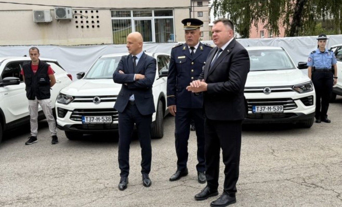 Policijska uprava Doboj bogatija za 35 vozila: Ključeve uručio ministar Budimir