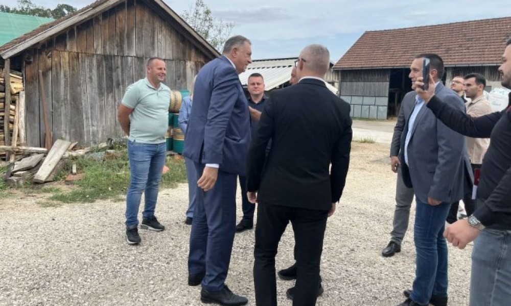 Babići u Štrpcima kod Prnjavora već generacijama se bave proizvodnjom mlijeka: Njihovo domaćinstvo posjetili Tomaš i Dodik