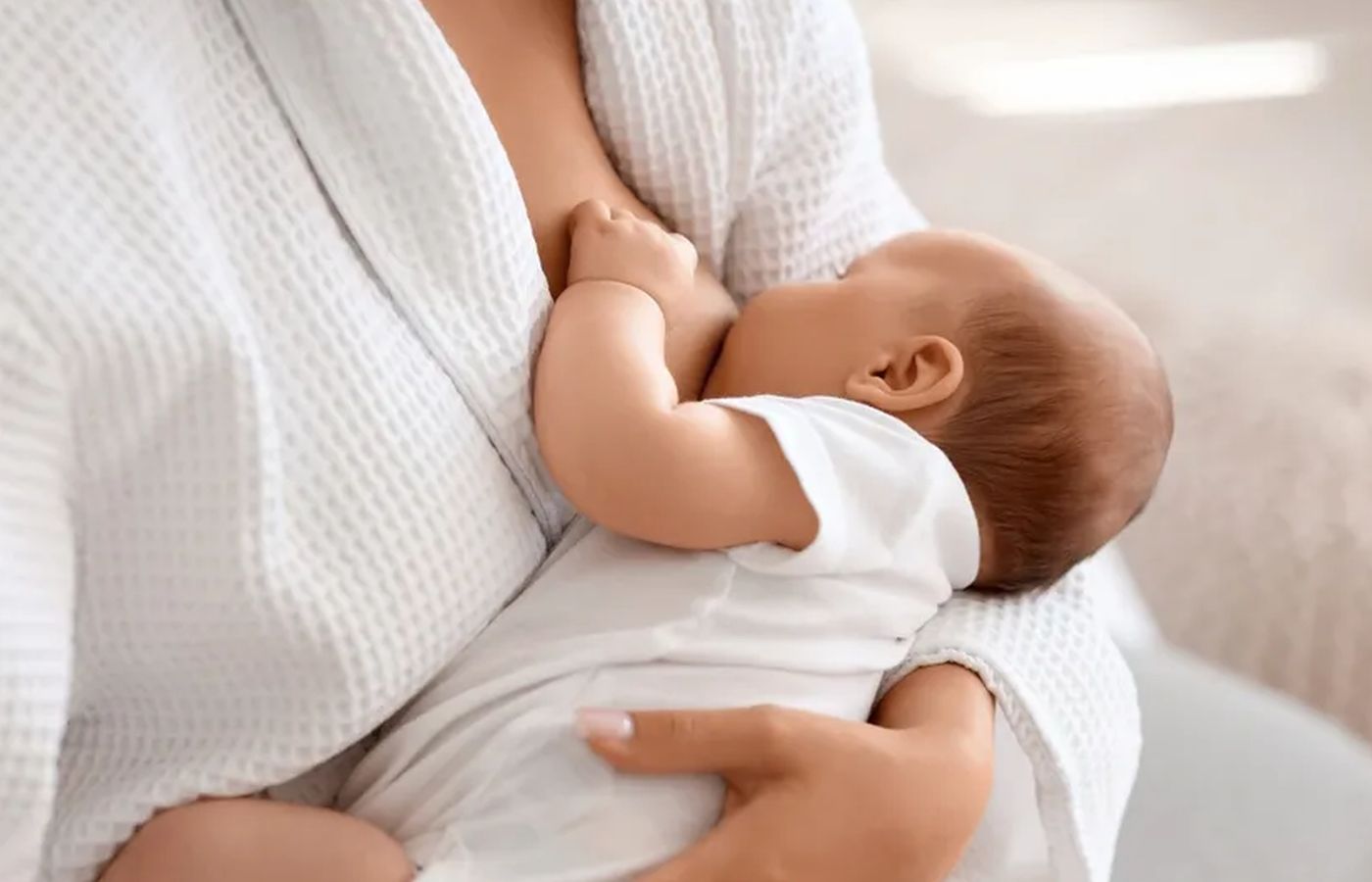 Majčino mlijeko je kao prirodni štit od bakterija. Utvrđeno da smanjuje otpornost na antibiotike kod beba