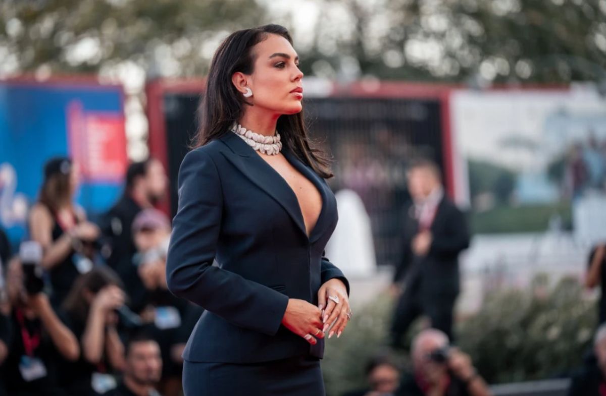 Georgina Rodrigez u Veneciji pokazala smjelo izdanje: Dekolte privukao sve poglede, modni kritičari podijeljeni FOTO