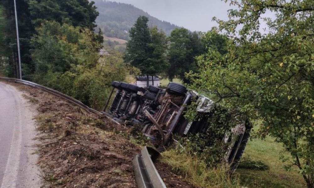 Prevrnuo se kamion na putu Sarajevo–Romanija: Nema povrijeđenih, saobraćaj nije obustavljen