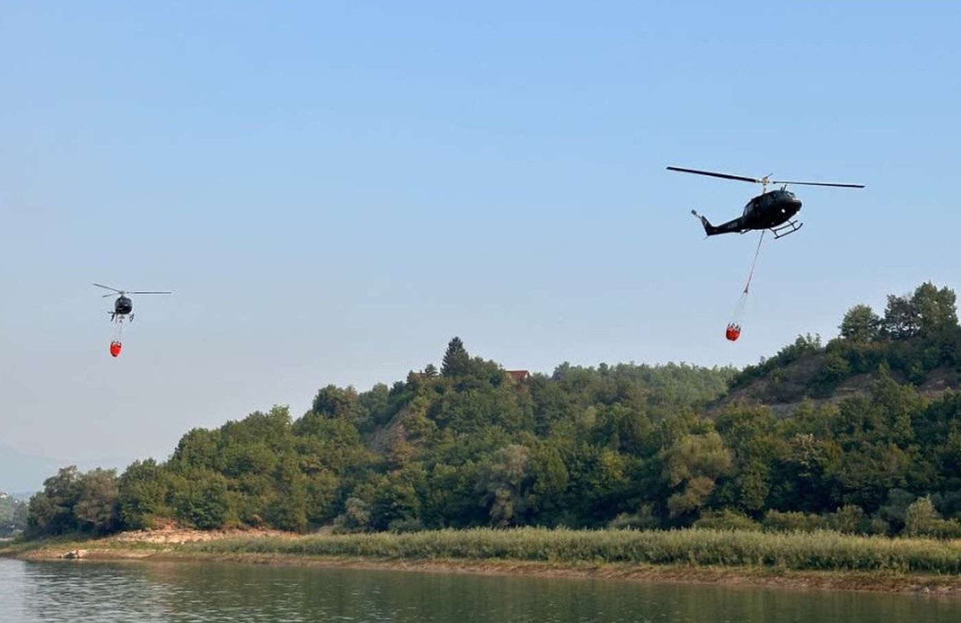 Helikopteri Oružanih snaga BiH gase požare kod Bihaća, Kalesije, Drvara i Prozora