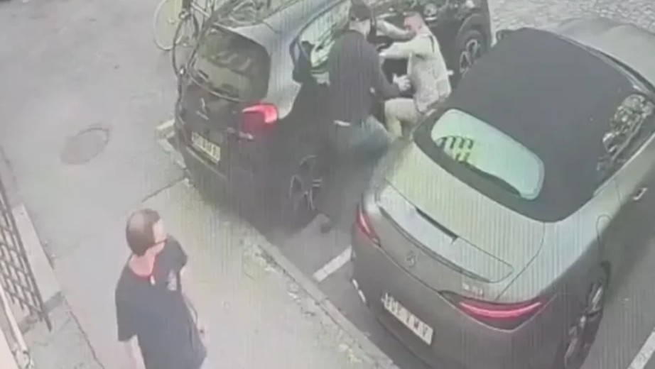 Uznemirujući snimak pokušaja krađe: Čekao da čovjek izađe iz auta, a onda ga tukao, pa na kraju izbo VIDEO