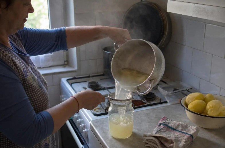 Vodu od kuvanog krompira nikako ne bacajte: Mijenja tri skupa sredstva i skida najtvrđe mrlje
