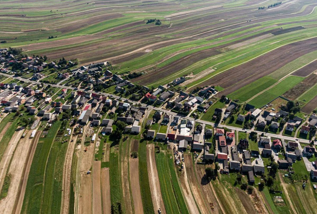 Selo u Poljskoj koje iz vazduha izgleda nestvarno: 5.300 ljudi živi duž jedne ulice FOTO