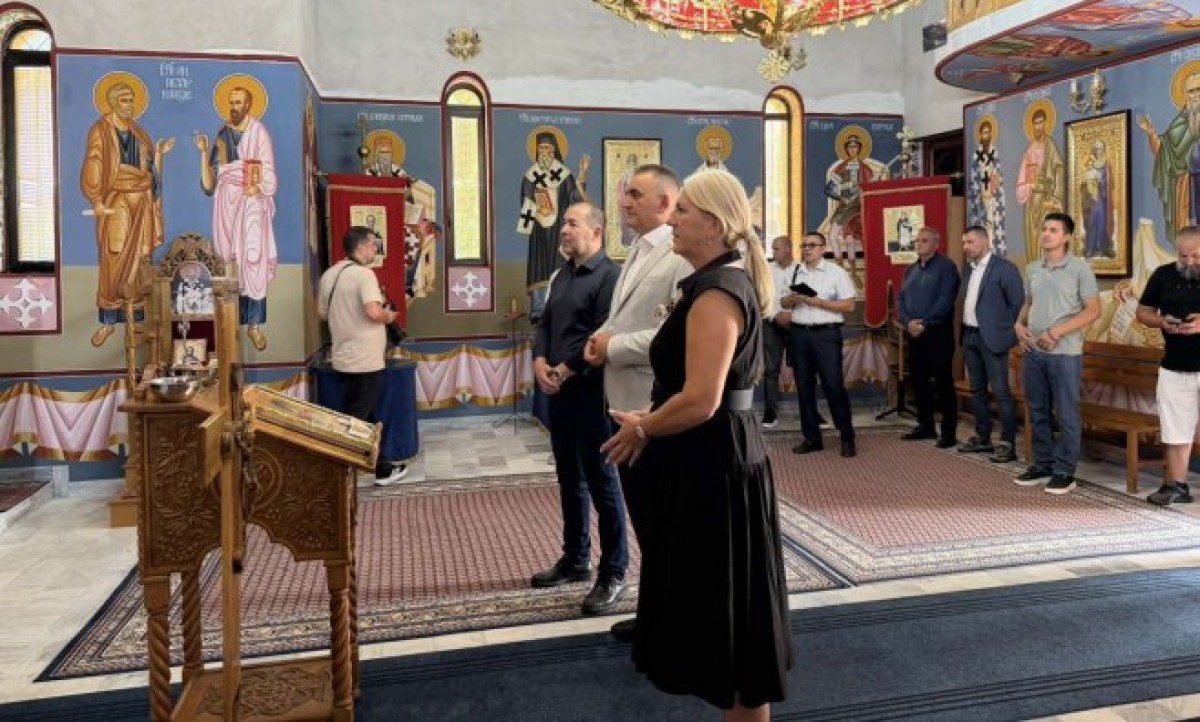 Položili vijenac poginulim borcima VRS: Minić i Cvijanovićeva u posjeti hramu u Puškovcu FOTO