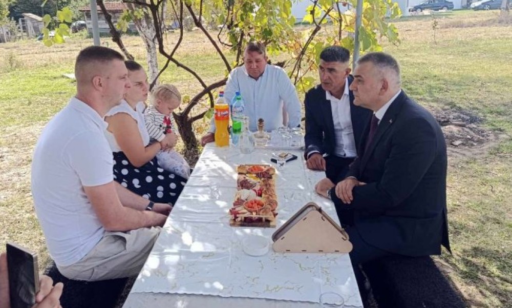 Minić najavio pomoć porodici iz Osmaka: Dio rata za kuću Tripkovića biće izmiren