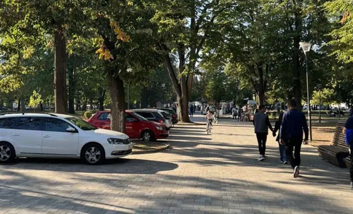 Šetalište ili parking? Automobili u banjalučkom parku među pješacima