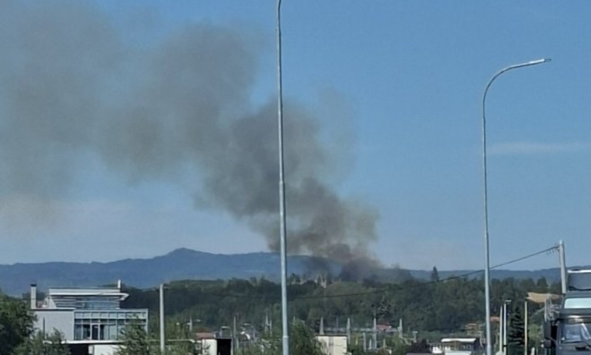 U Ramićima gori rastinje: Požar se približio prvim kućama VIDEO