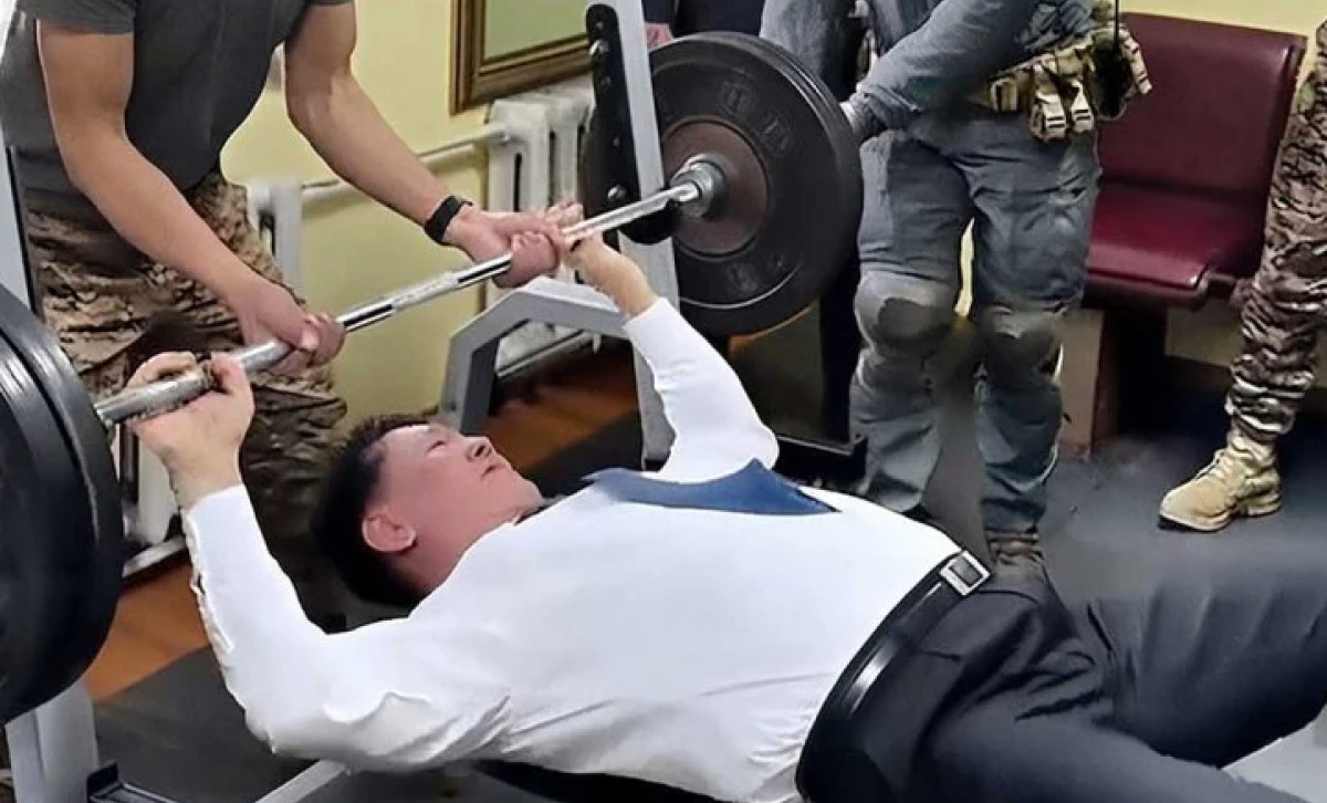 Predsjednik Mongolije pokazao snagu: Podigao tegove od 100 kilograma čak 20 puta VIDEO