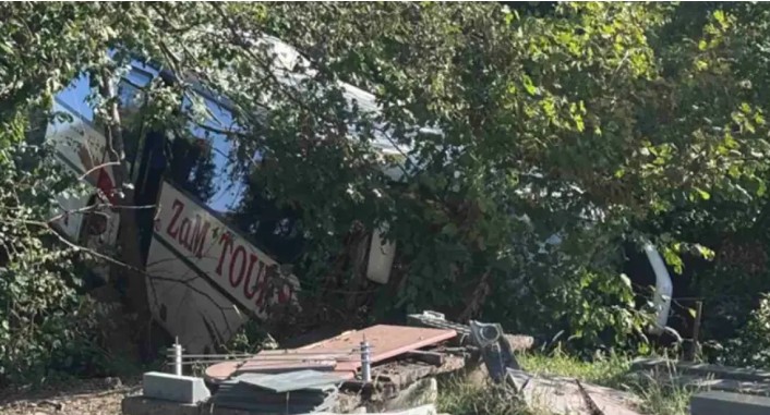 Teška nesreća prema Prnjavoru: Autobus sletio sa puta, obustavljen saobraćaj