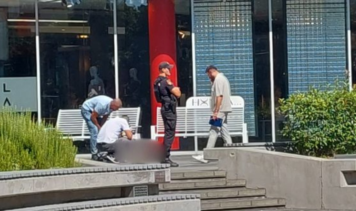 Strahota u BiH: Muškarac stradao nakon pada sa zgrade poznatog tržnog centra