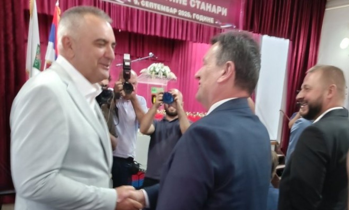 Minić se rukovao sa Blanušom: “I onda nama stranci pričaju o demokratiji” VIDEO