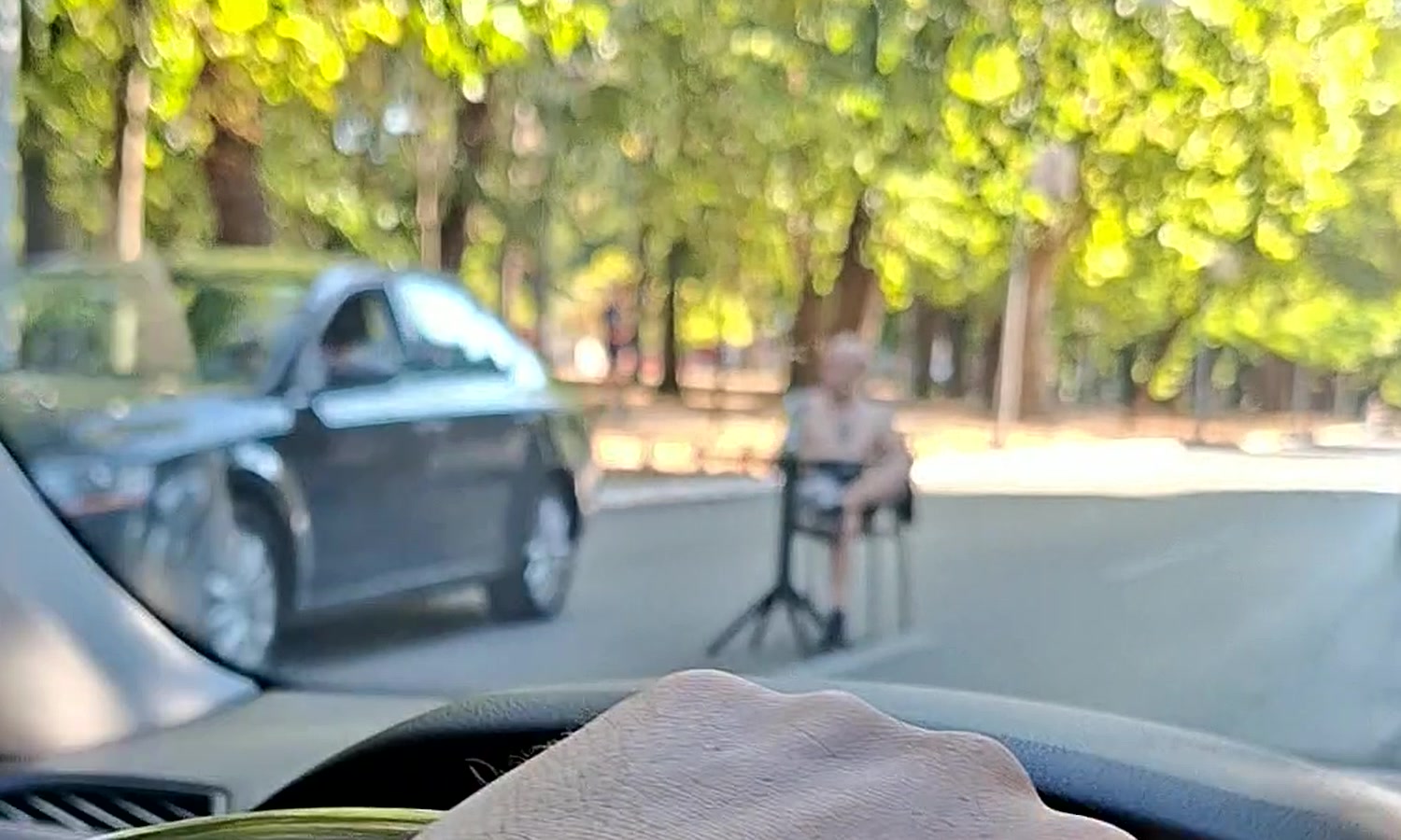 Sto i piće nasred ulice u Banjaluci: Pogledajte kako vozači obilaze čovjeka kod parka Mladen Stojanović VIDEO
