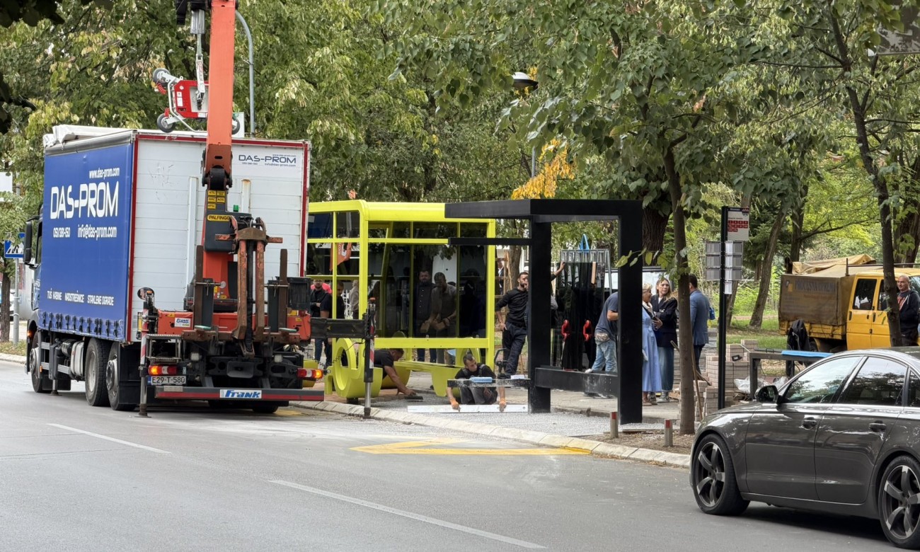 Blamaža pred kamerama: Zakazali predstavljanje električnog autobusa dok još popločavaju stajalište FOTO