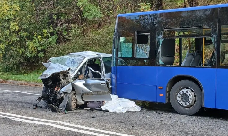 Stravičan udes: Preticala autobus pa sletjela s puta pravo pod kamion, žena stradala na licu mjesta