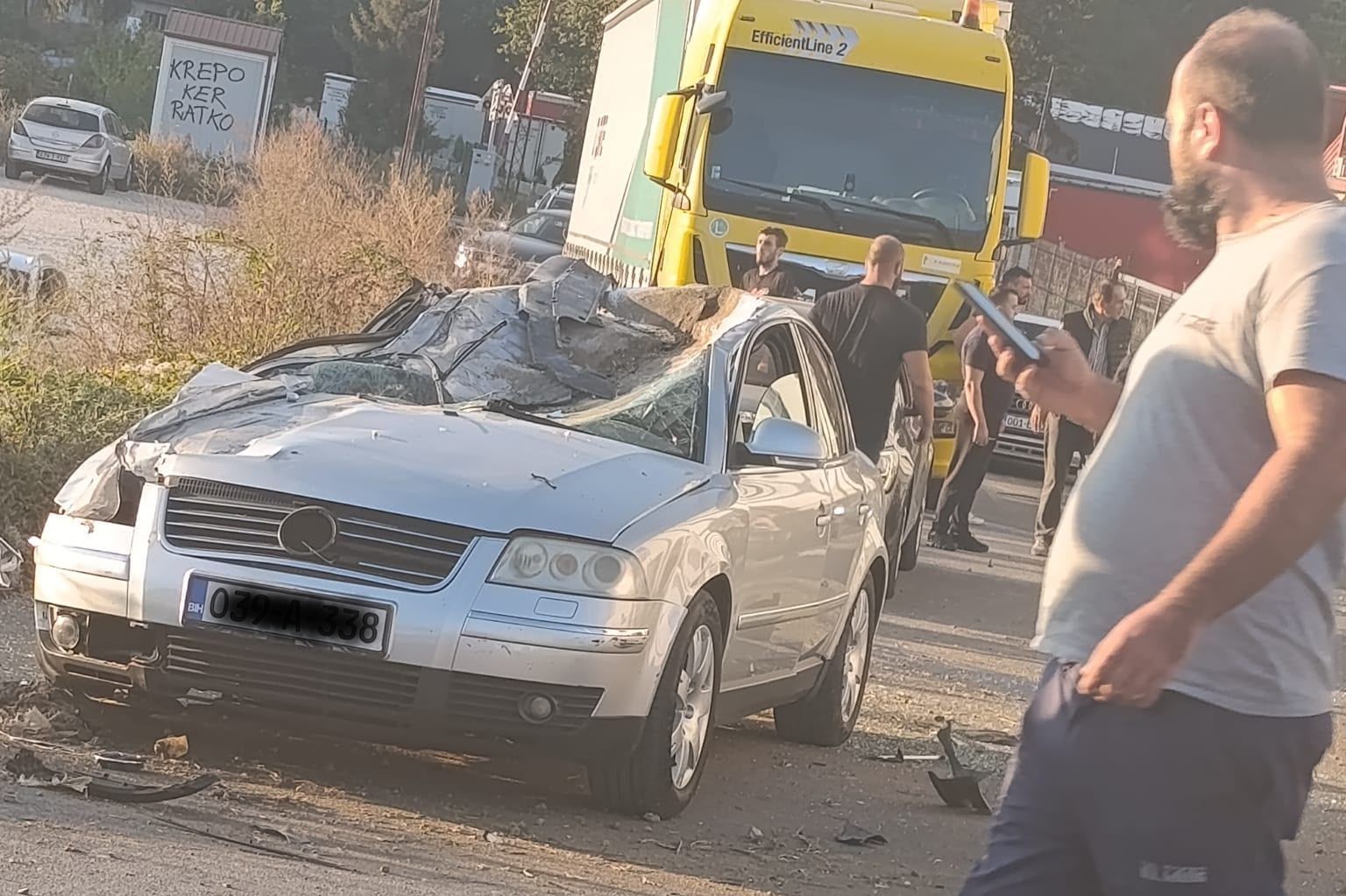 Nesvakidašnja nesreća u BiH: Automobil pao na krov automobila, tri osobe povrijeđene