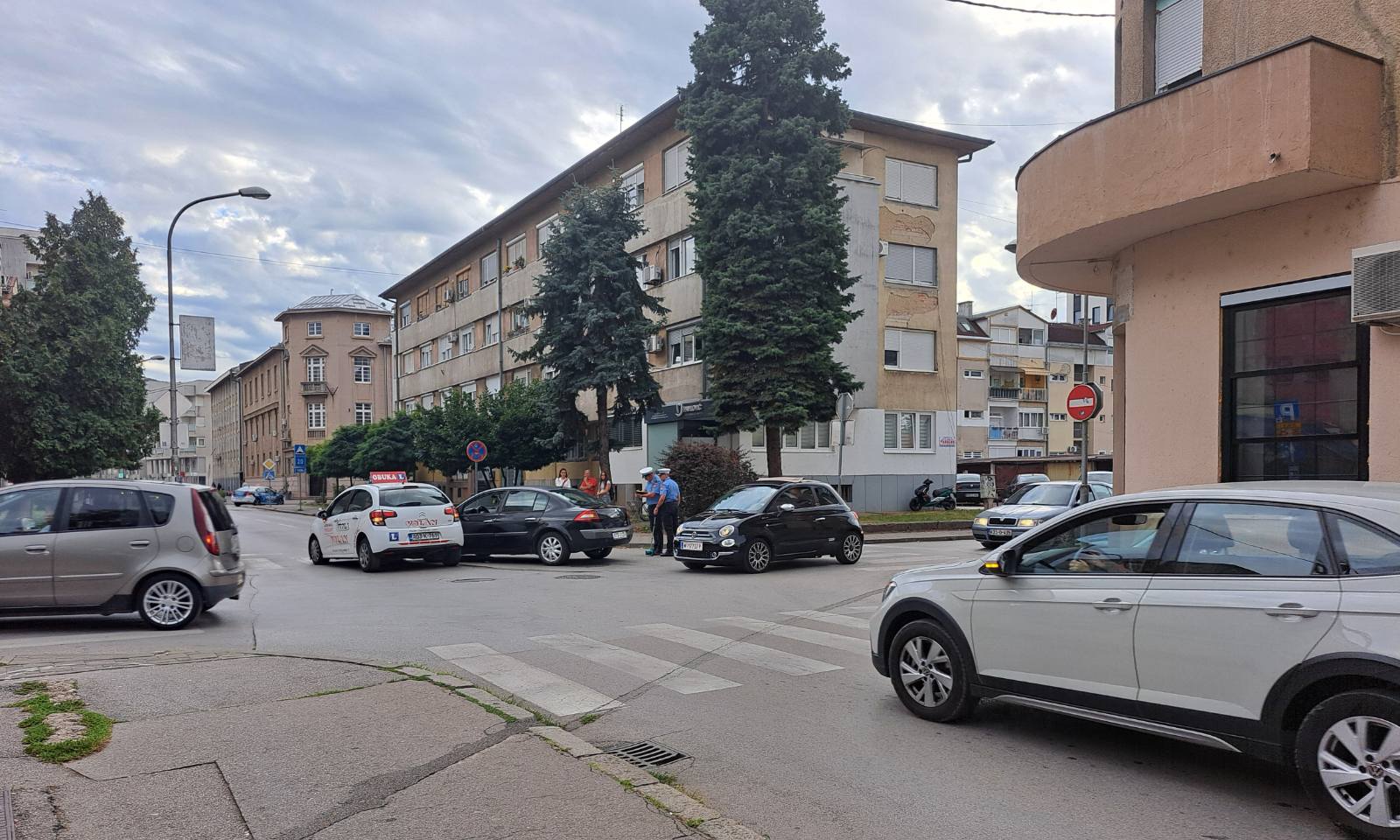 Dva udesa za sat vremena u istoj ulici: Učestvovalo i vozilo auto-škole FOTO