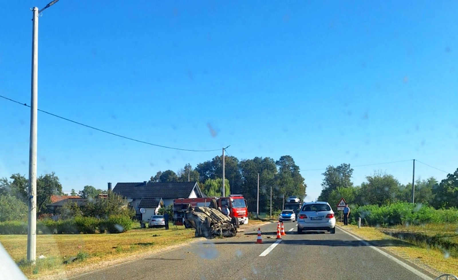 Teška saobraćajna nesreća kod Dervente: Automobil završio na krovu, ima poginulih