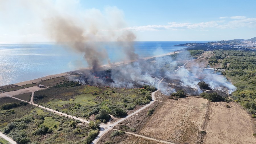 Detalji požara na Velikoj plaži: Uništen dio plažnog mobilijara, vatrene scene izgledaju apokaliptično VIDEO