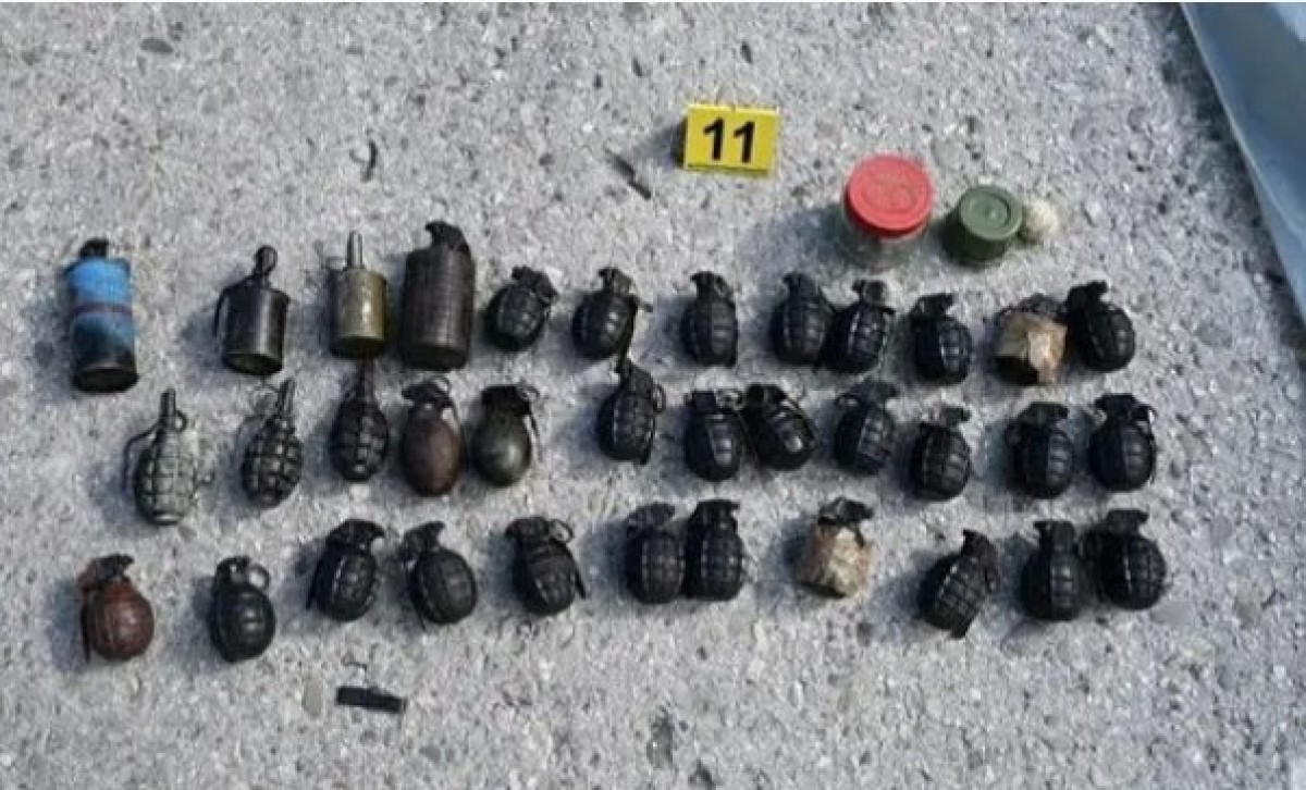 Policija zaustavila vozilo u BiH: Vozač pobjegao – usput bacio arsenal bombi, mina i “Zolja”