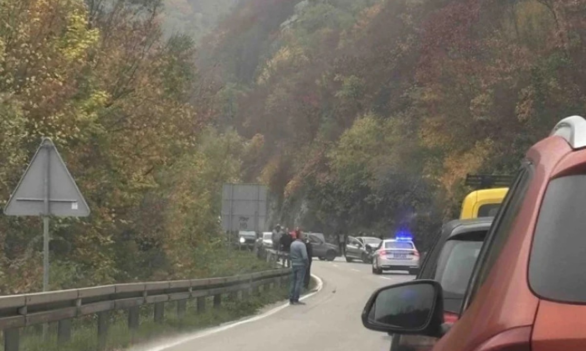 Udes u Krupi na Vrbasu: Policija vrši uviđaj na licu mjesta, čeka se u kolonama