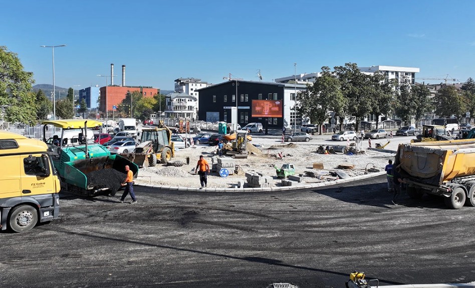 Poslije više od dvije godine čekanja: Napokon asfaltiranje kružnog toka kod “Audi servisa” VIDEO