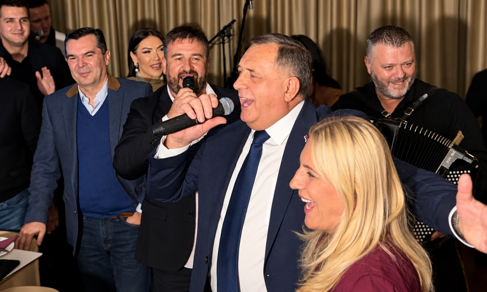 Dodik posvetio pobjedu majci! Sa Cvijanovićevom zapjevao: “Ne može nam niko ništa” FOTO/VIDEO