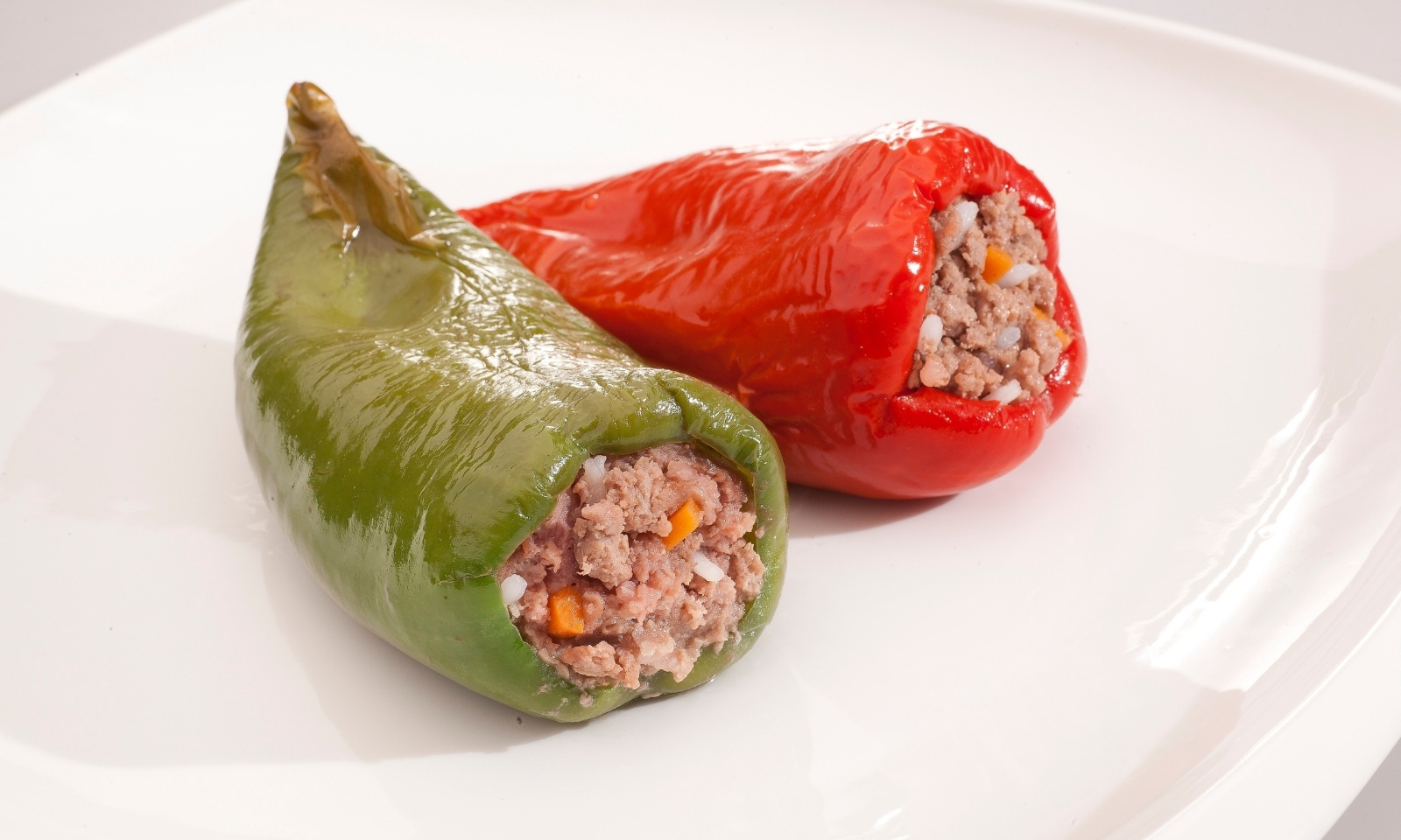 Miris koji odmah vraća za porodični sto: Punjene paprike po domaćem receptu