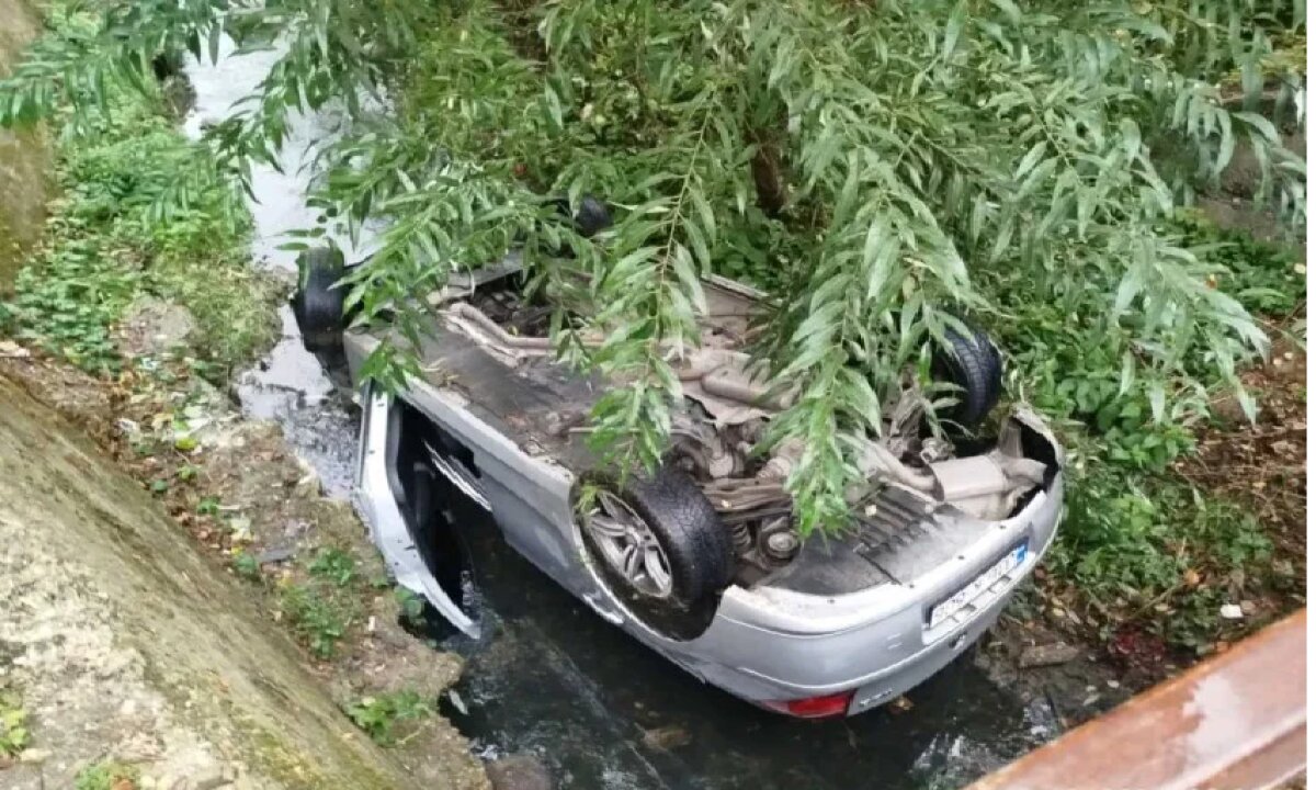 Drama na Laušu:  „BMW“ sletio s puta i prevrnuo se na krov u korito Crkvene