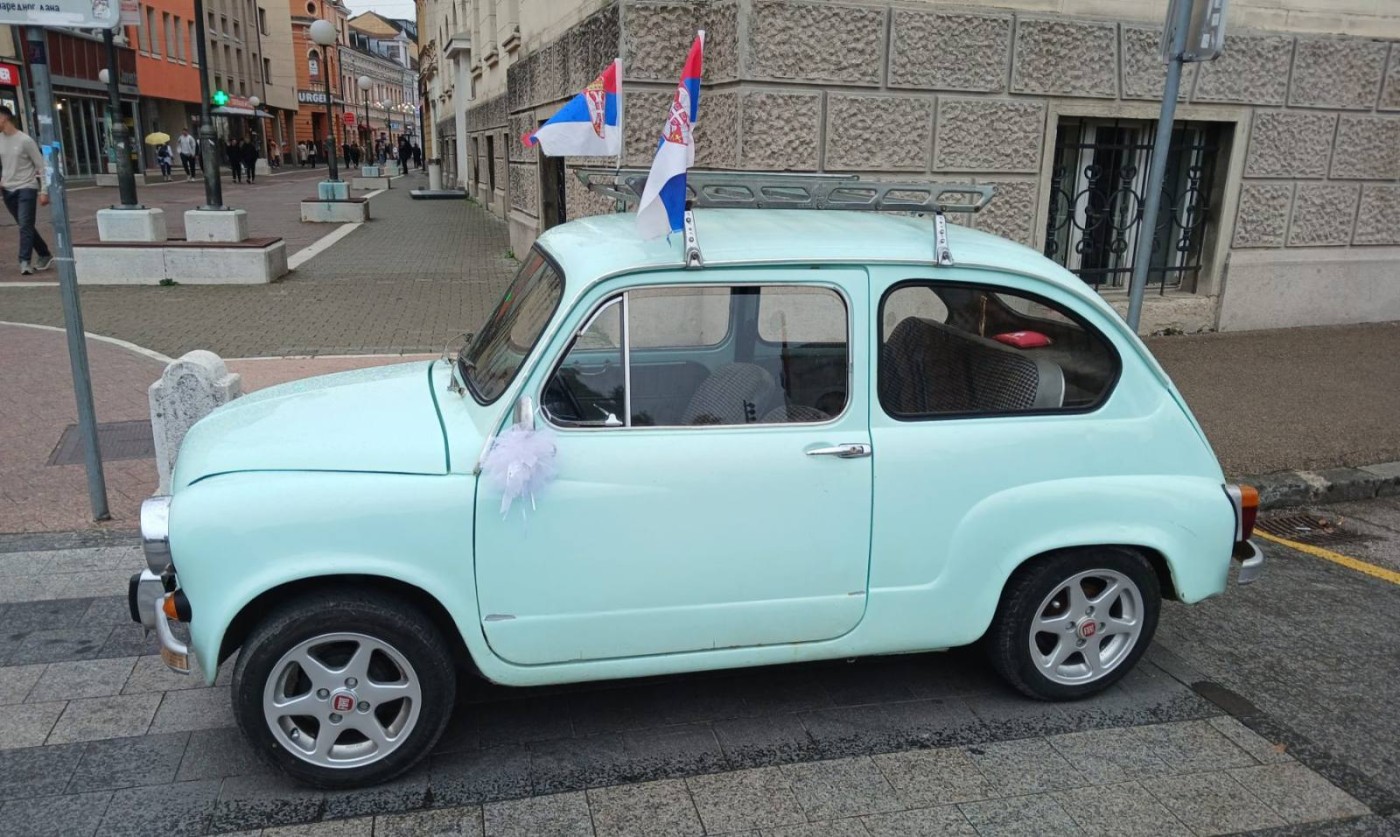 Nostalgija na točkovima u centru Banjaluke: Legendarni Fićo privukao sve poglede FOTO