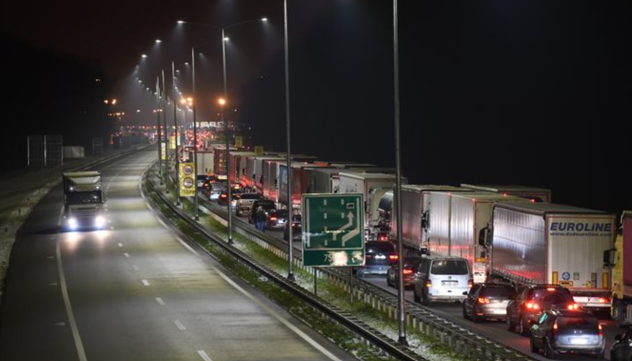 Kilometarske kolone: Kamioni na Batrovcima čekaju devet časova