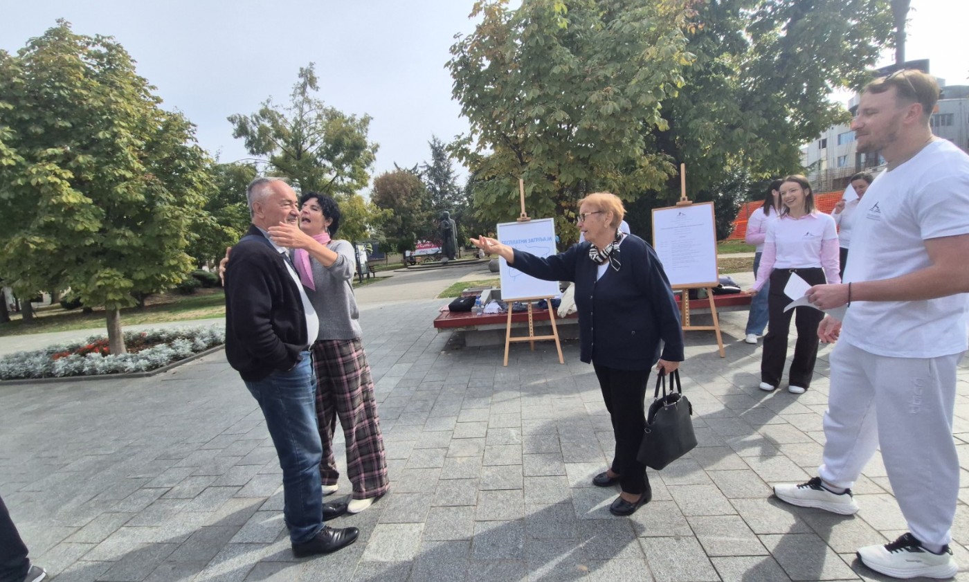 Besplatni zagrljaji u centru Banjaluke: Evo ko ih dijeli i zašto FOTO/VIDEO