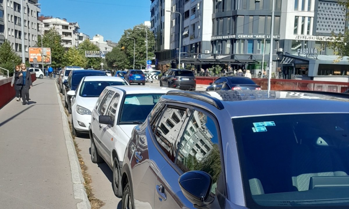 ​Bahatost na djelu: Automobilima okupirali biciklističku stazu na Venecija mostu radi subotnje kafe