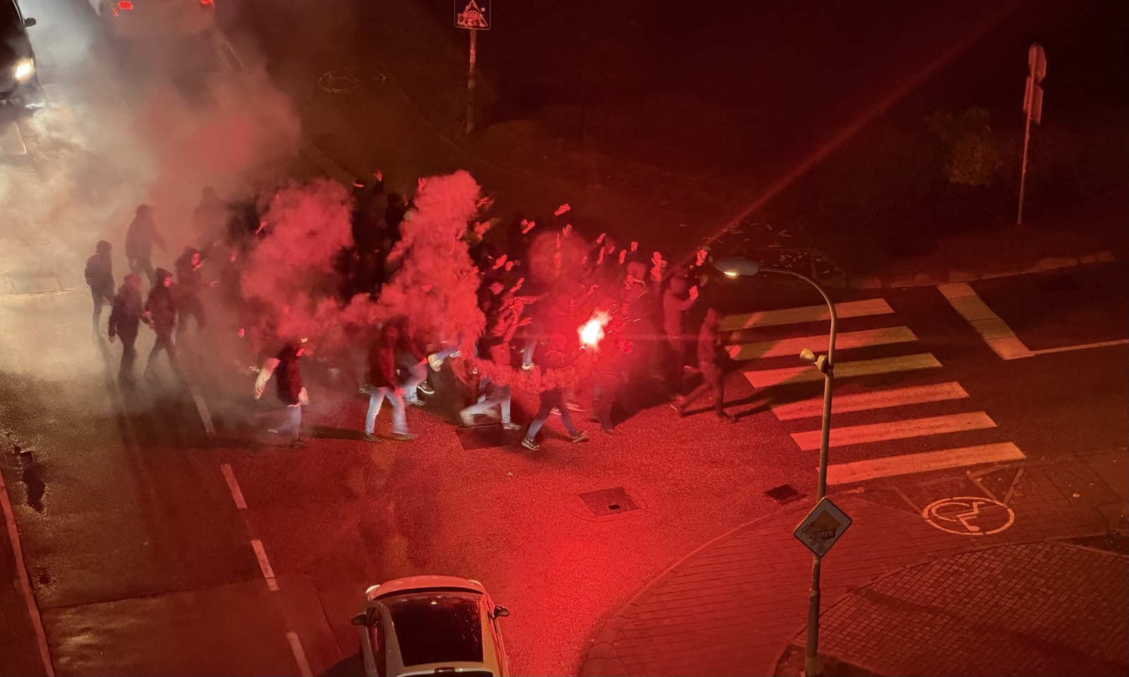 Gori centar Banjaluke: Navijači sa bakljama prodefilovali gradom pred meč Borca FOTO/VIDEO