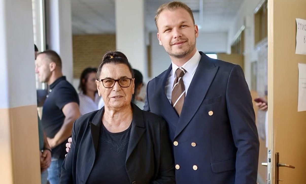 Draško Stanivuković glasao na Petrićevcu: Na biralište stigao sa bakom Gospavom