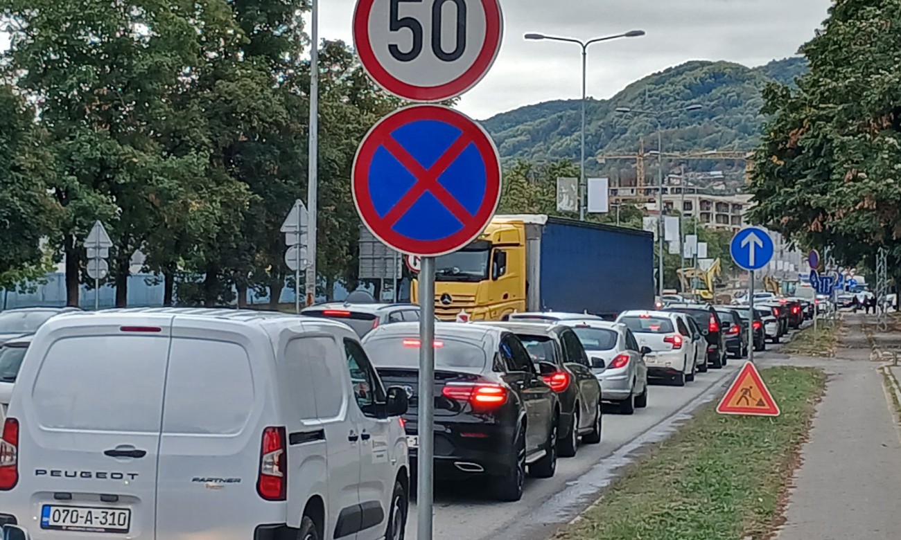 Jutarnje zatišje kratko trajalo: Banjalučani ponovo u kolonama, rastu gužve i nervoza FOTO