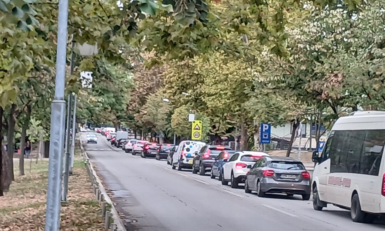Neko psuje i svađa se, neko pojača muziku i pjeva: Ovako se preživljava u banjalučkim kolonama FOTO